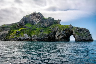 Denizden Gaztelugatxe adasının manzarası. Bu ada İspanya 'nın Bermeo kentindeki Biscayan belediyesine aittir..