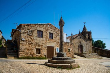 Portekiz, Idanha-a-Velha Plaza Belediye Başkanı Pelourinho. Pillorinin arkasında eski belediye binasını görebilirsiniz. Sağ tarafta Ana Kilise var..