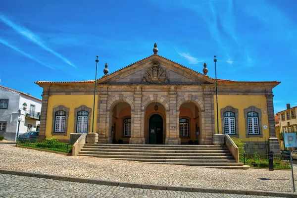 ポルトガルのアルメイダ市庁舎の眺め プラザ リベルタッドにあるネオクラシック様式の建物です — ストック写真