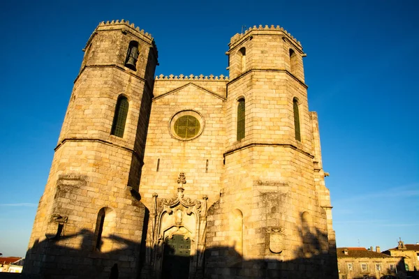 日落时葡萄牙瓜尔达大教堂主立面的景观 — 图库照片