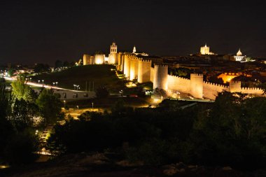 İspanya 'daki vila şehrinin gece manzarası, ortaçağ duvarlarıyla çevrili..