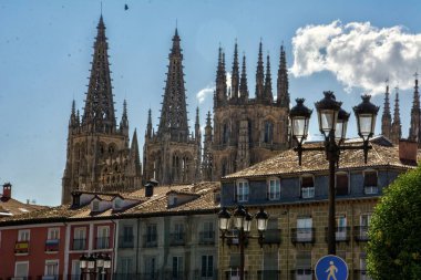 Plaza Belediye Başkanı 'ndan Burgos Katedrali' nin Gotik Kuleleri manzarası.