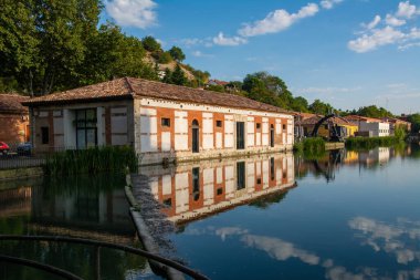 İspanya Valladolid, Castilla Kanalı 'nın kıyısında. Bu binalar un deposu olarak kullanıldı. Yansımalar çok çarpıcı..