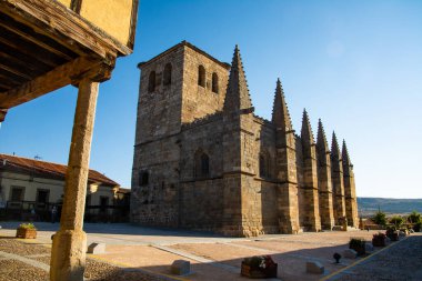 15. yüzyıldan kalma San Martn kolej kilisesi, Bonilla de la Sierra, vila, İspanya.