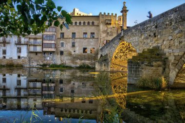 Matarraa Nehri, İspanya 'nın Teruel kentindeki Valderrobres kasabasından geçer. Bu resimde ortaçağ köprüsünü ve kalesini görebiliyoruz..