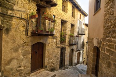 İspanya 'nın Valderrobres şehrinde tipik bir sokak.