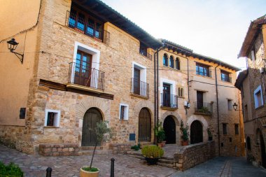 İspanya 'nın Huesca eyaletine bağlı Alquezar kasabasının güzel bir köşesi..