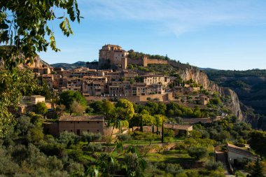 Alquezar, Huesca, İspanya 'nın panoramik manzarası. İspanya 'nın en güzel şehirlerinden biridir..