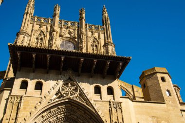 Huesca, Aragon, İspanya 'daki Gotik Katedrali' nin ana cephesi. Bu kilisenin inşaatı 13. yüzyılda başladı ve 16. yüzyılda tamamlandı..