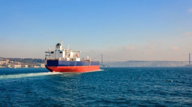 İstanbul, İstanbul 'daki Boğaz' da büyük bir kargo gemisi