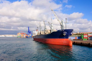 kargo gemisi limanda.