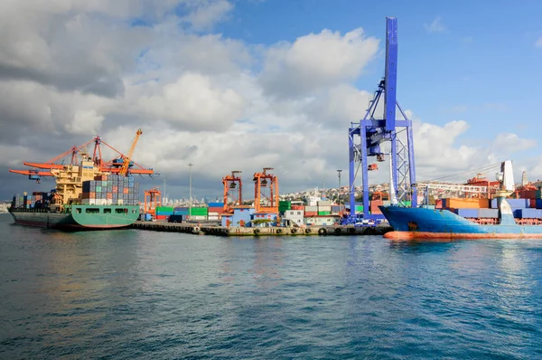 Container Cargo Nave Merci Con Ponte Gru Lavoro Nel Cantiere — Foto Stock
