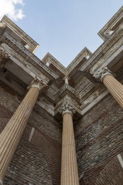 Sardis 'teki Bath-Gymnasium kompleksinin kolonları ve duvarları