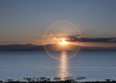Gölden gün batımını izliyorum.
