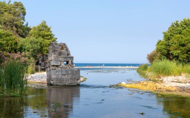 Nehir kıyısından denize doğru antik Olimpos şehrinin manzarası.