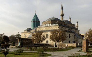 Rumi camisi ve yeşil mezar, yine de mezarda Kursi yazıyor.