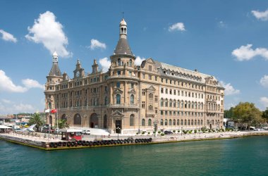 Tarihsel sadarpaşa tren istasyonu açık mavi gökyüzünün altında