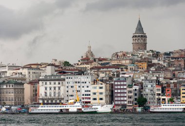 Bulutlu bir günde Sirkeci 'den Galata Kulesi' ne doğru görüntü