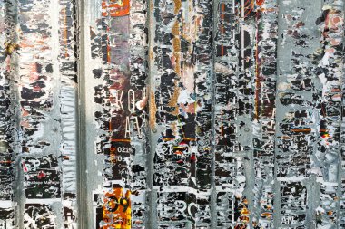 Üzerinde eski, yırtık posterler olan bir duvar.