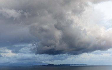 Mavi ve gri bulutlar tüm gökyüzünü kapladı.