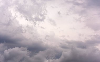 Gri yağmur bulutlarının arasından bak