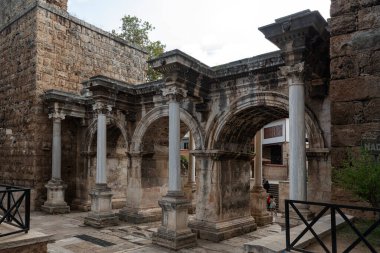 Hadrian Kapısı, Roma İmparatoru Hadrian 'ın Antalya ziyareti onuruna Antalya Kalesi' nde inşa edilmiş bir zafer kemeri.