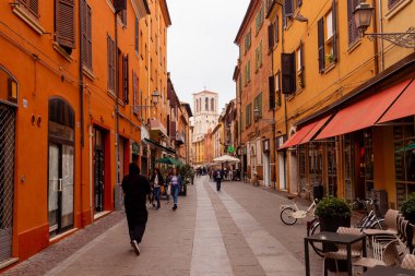 İtalya, Ferrara 'nın tarihi sokakları. Dar sokaklar, tarihi bina cepheleri.