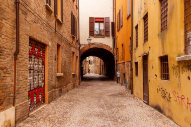 İtalya, Ferrara 'nın tarihi sokakları. Dar sokaklar, tarihi bina cepheleri.