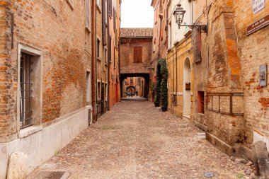 İtalya, Ferrara 'nın tarihi sokakları. Dar sokaklar, tarihi bina cepheleri.