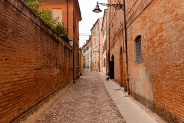 İtalya, Ferrara 'nın tarihi sokakları. Dar sokaklar, tarihi bina cepheleri.