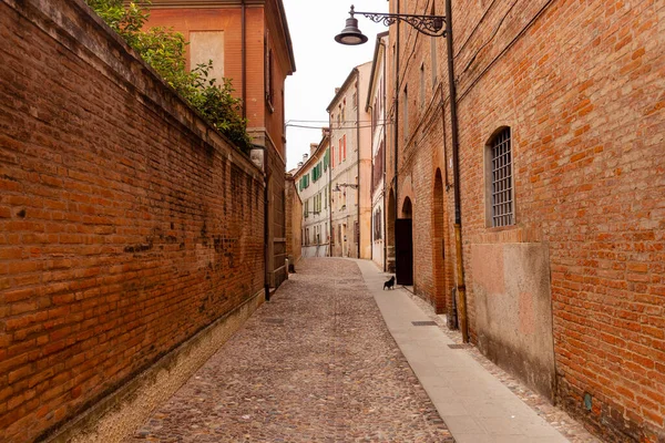 İtalya, Ferrara 'nın tarihi sokakları. Dar sokaklar, tarihi bina cepheleri.