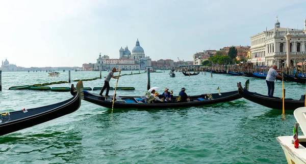 İtalya 'nın Venedik şehrinde Gondol. Ziyaret için harika bir yer..