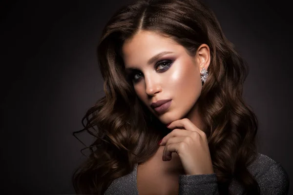 Hermosa Mujer Con Maquillaje Profesional Peinado — Foto de Stock