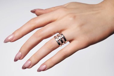 Parıltılı güzel beyaz manikür. Yüksek kaliteli fotoğraf.