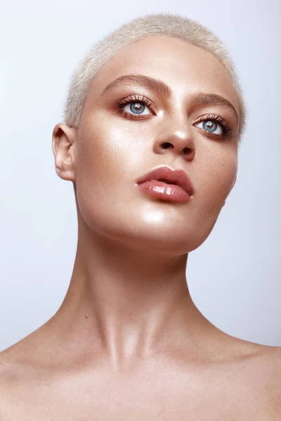 Retrato Belleza Modelo Con Maquillaje Natural Pelo Corto — Foto de Stock