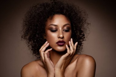Moda studio mükemmel pürüzsüz parlak melez deri ile güzel bir Afrikalı-Amerikalı kadın portresi, dumanlı gözler makyaj