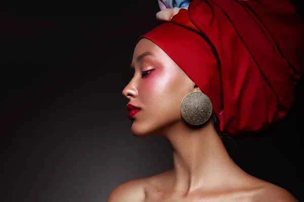 Portret Close Schoonheidsfantasie Afrikaanse Vrouw Gezicht Roze Verf Gouden Glanzende — Stockfoto