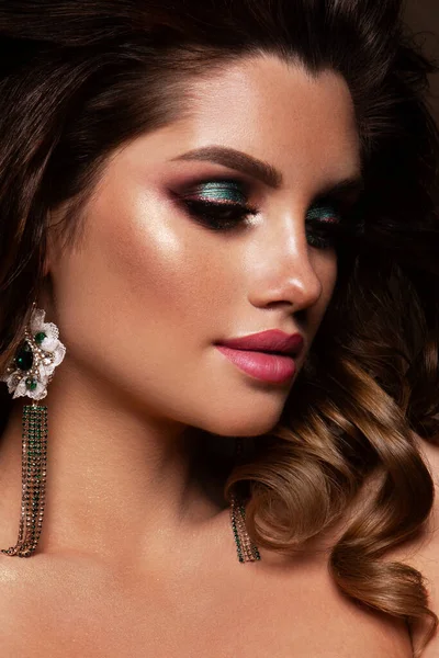 Glamour Portret Pięknej Modelki Makijażem Romantyczną Fryzurą Moda Błyszczące Podkreślające — Zdjęcie stockowe