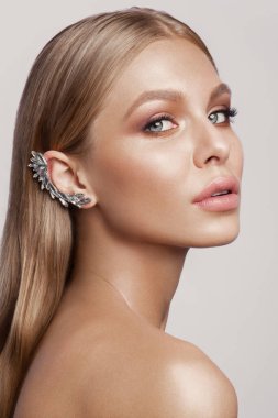 Doğal makyajlı bir modelin güzel portresi. Cilt üzerinde parlak parlak moda, seksi dudak parlatıcısı yüksek kaliteli fotoğraf.