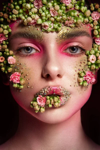 Vacker Romantisk Ung Kvinna Med Blommor Ansiktet Inspiration Från Vår — Stockfoto
