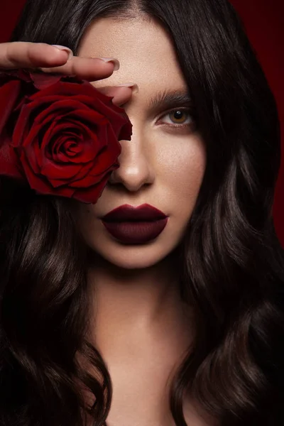 Wanita Muda Yang Cantik Dan Romantis Dengan Bunga Wajahnya Inspirasi — Stok Foto
