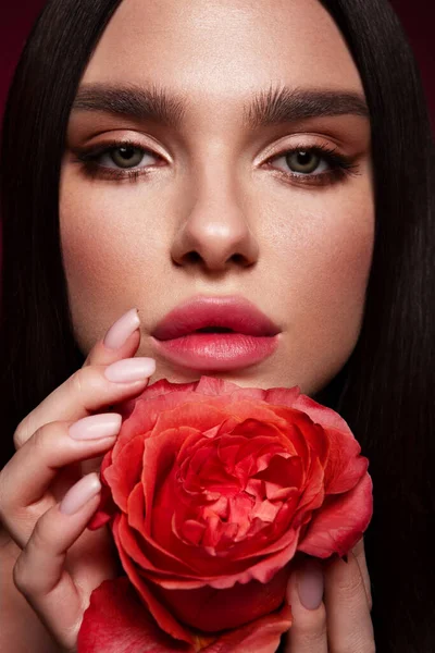 美丽而浪漫的年轻女子与玫瑰 春天和夏天的灵感 香水化妆品的概念高质量照片 — 图库照片