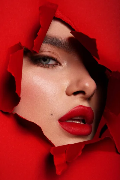 Wanita Cantik Dengan Kulit Sempurna Dengan Latar Belakang Merah Konsep — Stok Foto