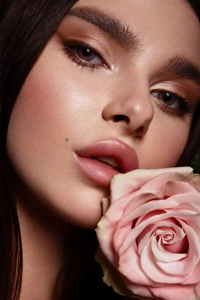 Cantik Romantis Wanita Muda Dengan Mawar Inspirasi Musim Semi Dan — Stok Foto