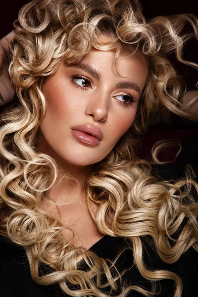 長く光沢のある巻き毛のブロンドの女の子 波状の髪型の美しいモデルの女性 高品質の写真 — ストック写真