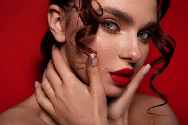 Mooie Vrouw Met Een Perfecte Huid Rode Achtergrond Schoonheid Huidverzorging — Stockfoto