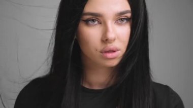 Profilde uzun ve parlak saçlı güzel bir kadın var. Siyah saçlı güzel bir kız. Yüksek kaliteli video