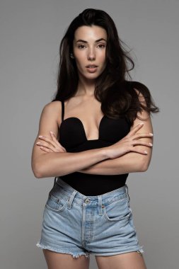 Doğal makyajlı bir modelin güzel portresi. Cildinde parlak parlak bir leke, seksi dudak makyajı. Yüksek kalite fotoğraf