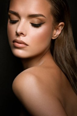 Doğal güzelliği ve yumuşak ışıklandırma efektleriyle geliştirilmiş yeni bir ten görünümünü gösteren çarpıcı bir portre.