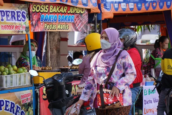 Taman Fındık Blitar Daki Endonezya Gıda Pazarı Nda Yiyecek Satıcısı — Stok fotoğraf